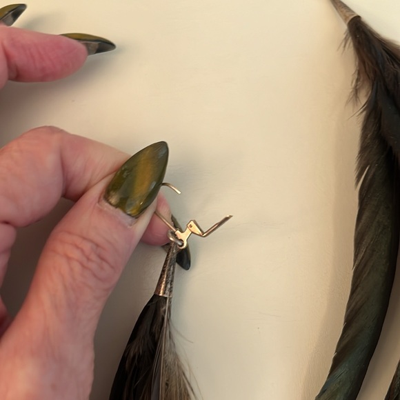 Vintage feathered, green gold drop earrings - Picture 7 of 10